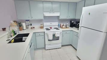 Condo, varias camas, cocina, vista al jardín (Surfside I #303) | Cocina privada | Refrigerador, microondas, horno y parrilla de estufa
