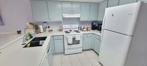 Condo, várias camas, cozinha, vista para o jardim (Surfside I #303) | Cozinha privada | Geladeira, micro-ondas, fogão, cooktop