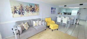 コンドミニアム ベッド (複数台) キッチン ガーデンビュー (Surfside I #303) | リビング エリア | 42 インチの薄型テレビ (デジタル放送視聴可)