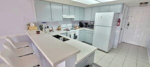 コンドミニアム ベッド (複数台) キッチン ガーデンビュー (Surfside I #303) | 専用キッチン | 冷蔵庫、電子レンジ、オーブン、コンロ
