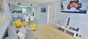 Condo, várias camas, cozinha, vista para o jardim (Surfside I #303) | Área de estar | TV de tela plana 42 polegadas com canais digitais