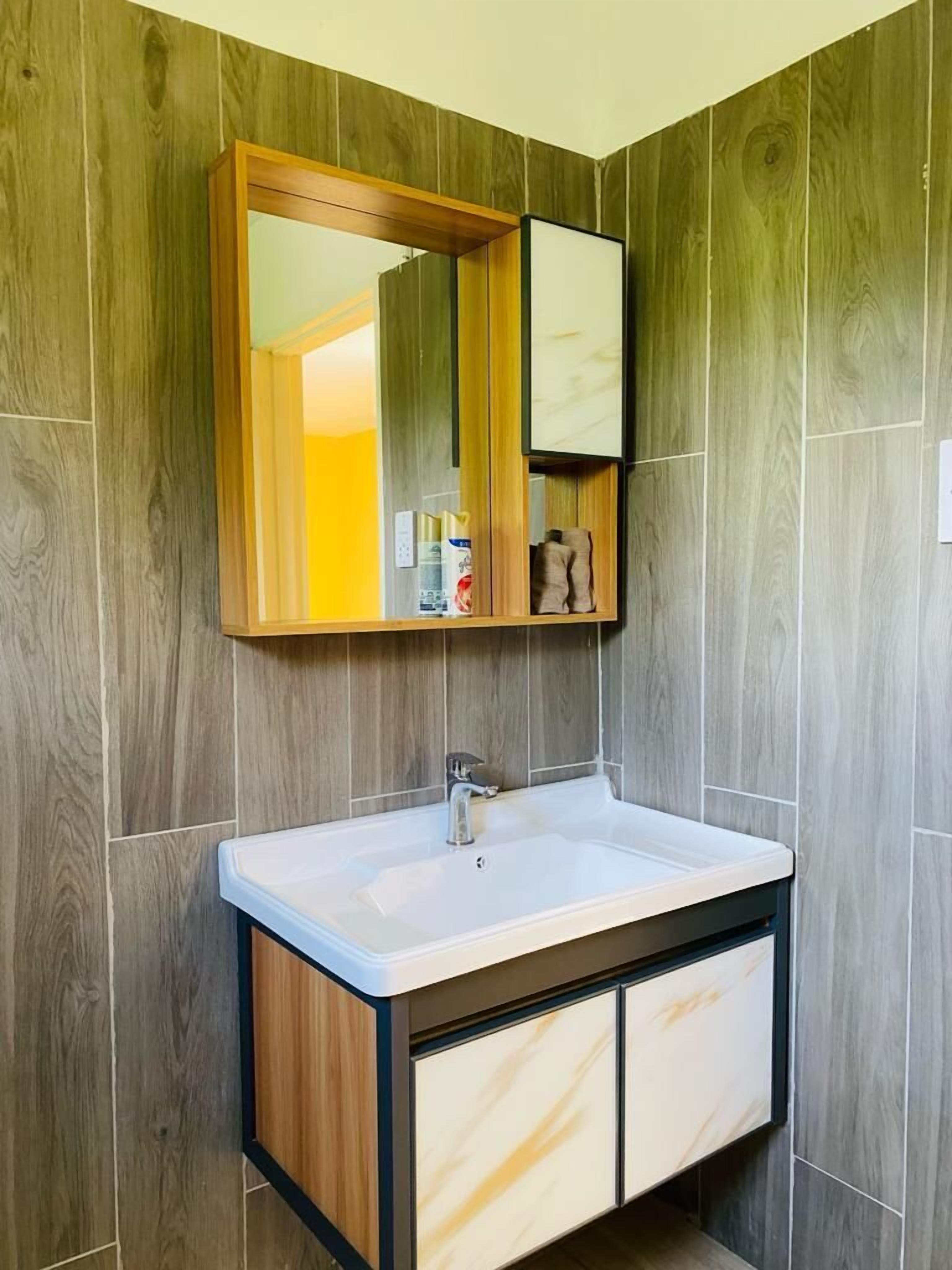 Ducha, cabezal de ducha tipo lluvia y secador de pelo