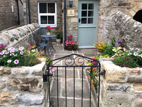 A hidden gem with the appeal of a traditional Yorkshire Dales Cottage - dog friendly, pubs nearby