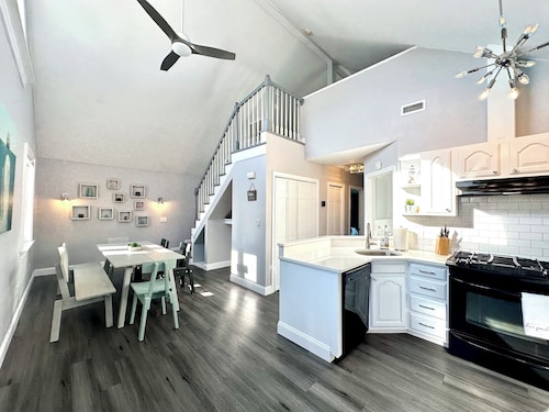 Beachy Second Floor Apartment Near Newport