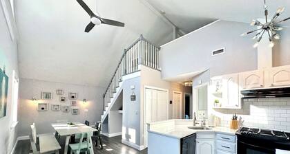 Beachy Second Floor Apartment Near Newport