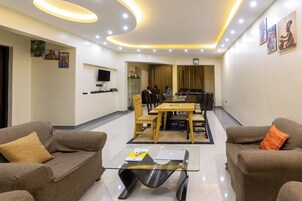 舒适别墅 | 起居区 | 32-英寸智能电视（配备卫星频道）