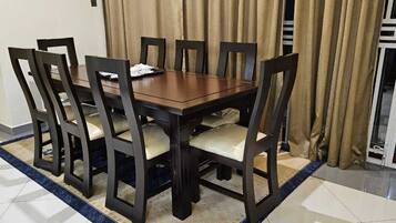 Comfort-Villa | Essbereich im Zimmer