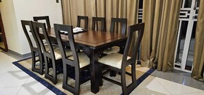 Biệt thự tiện nghi đơn giản | Khu vực ăn uống tại phòng