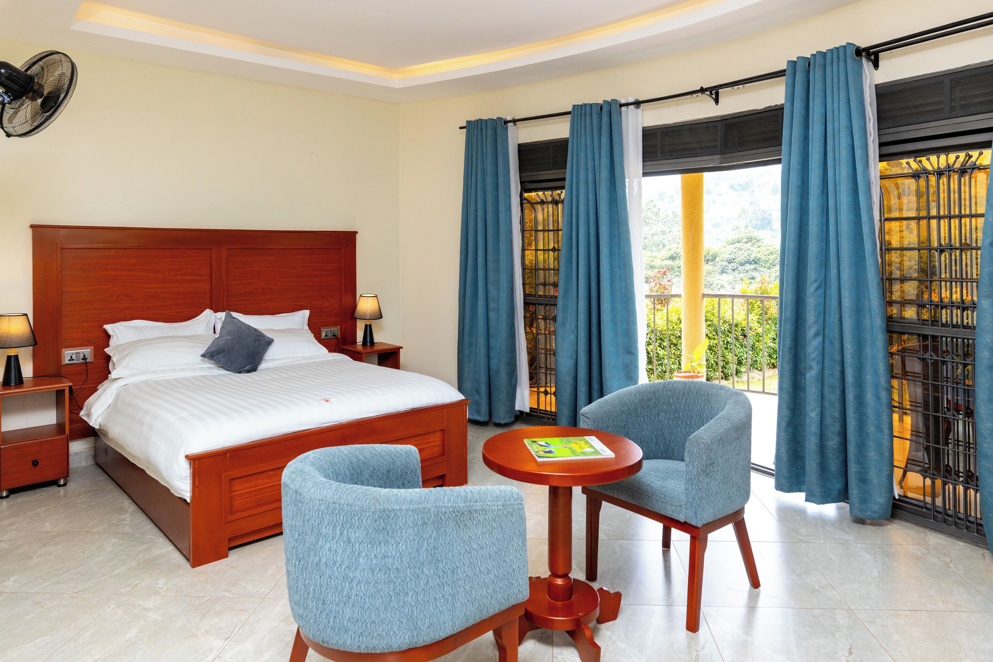 Decoración personalizada, muebles diferentes y escritorio 