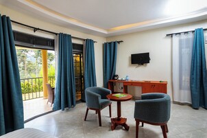 特色装修、特色家居、办公桌、笔记本电脑工作区