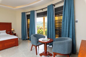 特色装修、特色家居、办公桌、笔记本电脑工作区