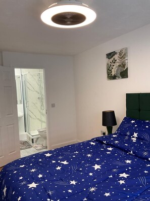 3 室のベッドルーム、アイロン / アイロン台、WiFi、ベッドシーツ