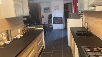 Jääkaappi, mikroaaltouuni, uuni, liesi