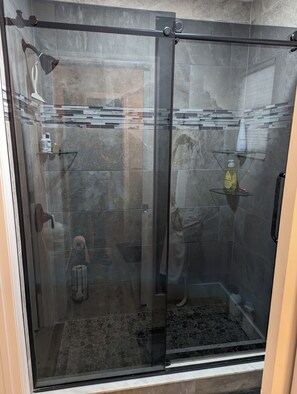 Douche, sèche-cheveux, serviettes fournies, savon