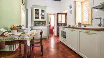 Frigorifero, piano cottura, lavastoviglie, macchina per tè/caffè