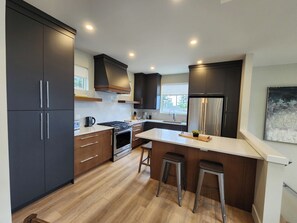 Kylskåp, mikrovågsugn, ugn och spishäll