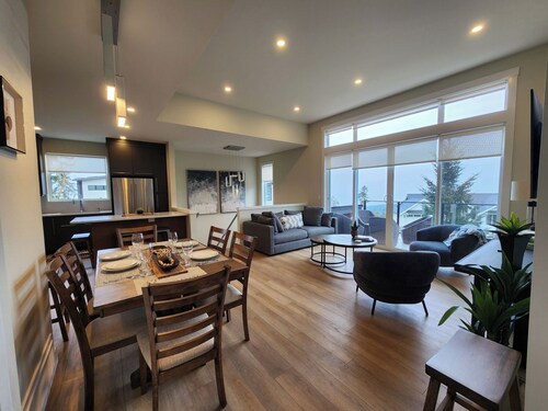 New pet friendly house with amazing mountain and water views