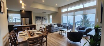 New pet friendly house with amazing mountain and water views