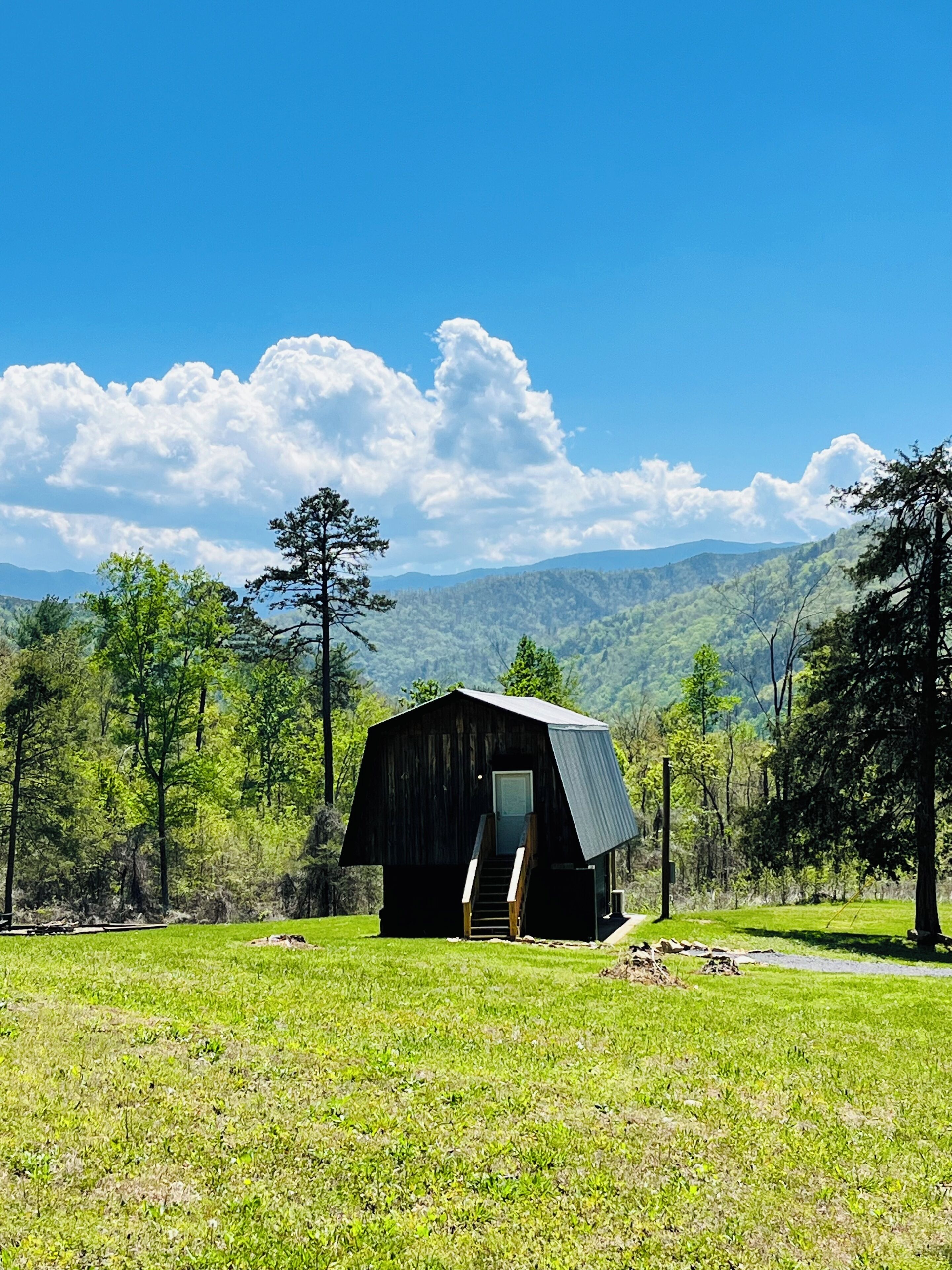 Stunning Views of the Great Smoky Mountains in New Barndominium! 