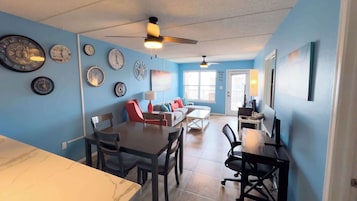 Appartamento, letti multipli, balcone, vista giardino (Surfside I 304) | Area soggiorno | TV a schermo piatto 42 pollici con canali digitali