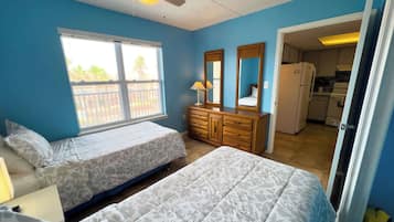 Condo, Plusieurs lits, balcon, vue sur le jardin (Surfside I 304) | 2 chambres, décor unique, ameublement unique, bureau