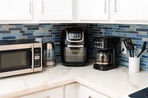 Appartamento, letti multipli, balcone, vista giardino (Surfside I 304) | Cucina privata | Frigorifero, microonde, forno, piano cottura