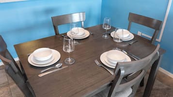 Condo, nhiều giường, ban công, quang cảnh vườn (Surfside I 304) | Khu ăn uống