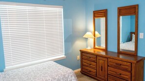 Condo, varias camas, balcón, vista al jardín (Surfside I 304) | 2 habitaciones, decoración personalizada y muebles diferentes 