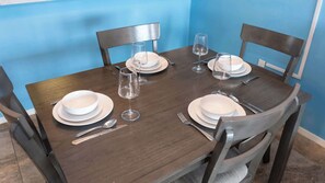 Condo, varias camas, balcón, vista al jardín (Surfside I 304) | Restaurantes