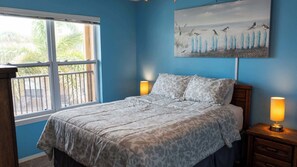 Condo, varias camas, balcón, vista al jardín (Surfside I 304) | 2 habitaciones, decoración personalizada y muebles diferentes 