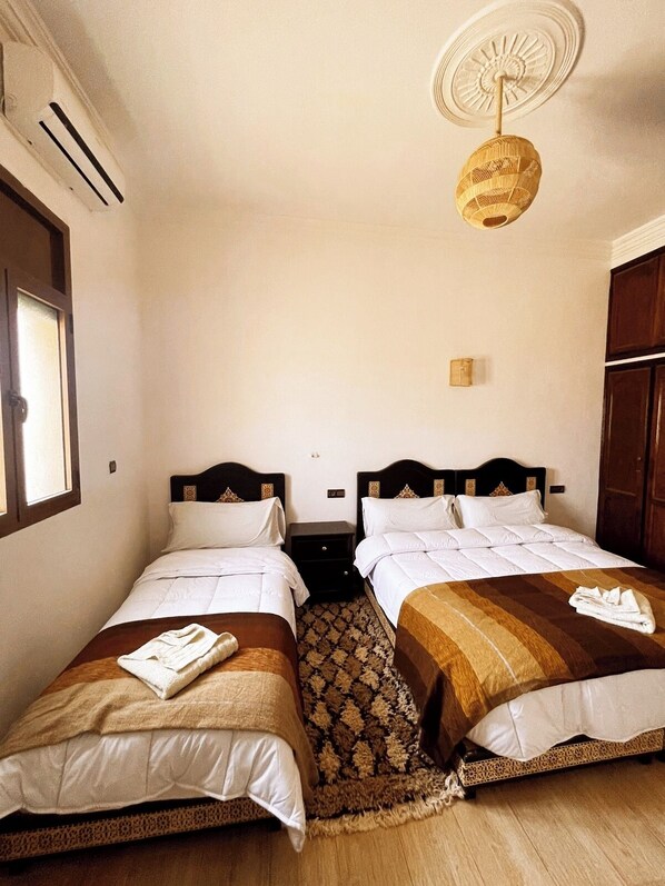 2 chambres, coffres-forts dans les chambres, Wi-Fi, draps fournis