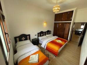 2 chambres, coffres-forts dans les chambres, Wi-Fi, draps fournis