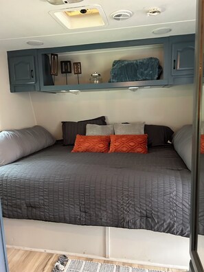 1 bedroom, free WiFi, bed sheets - Secluded Forest Cabin on 55 Acres Quiet & Private (Selma)