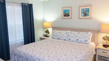 Condo, varias camas, cocina (Surfside II 109) | 2 habitaciones, decoración personalizada y muebles diferentes