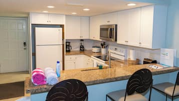 Condo, varias camas, cocina (Surfside II 109) | Cocina privada | Refrigerador, microondas, horno y parrilla de estufa