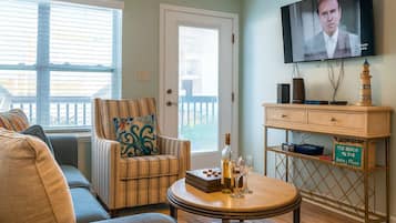 Condo, várias camas, cozinha (Surfside II 109) | Área de estar | TV de tela plana 42 polegadas com canais digitais, TV