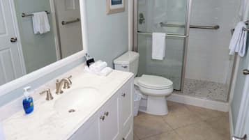 Huoneisto, useita sänkyjä, keittiö (Surfside II 109) | Kylpyhuone | Suihku, pyyhkeet, vessapaperi