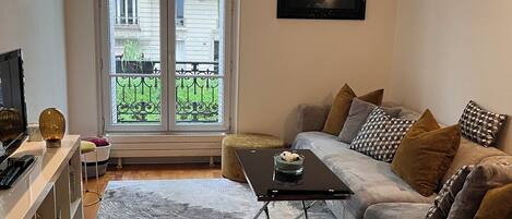 Una Smart TV, libros