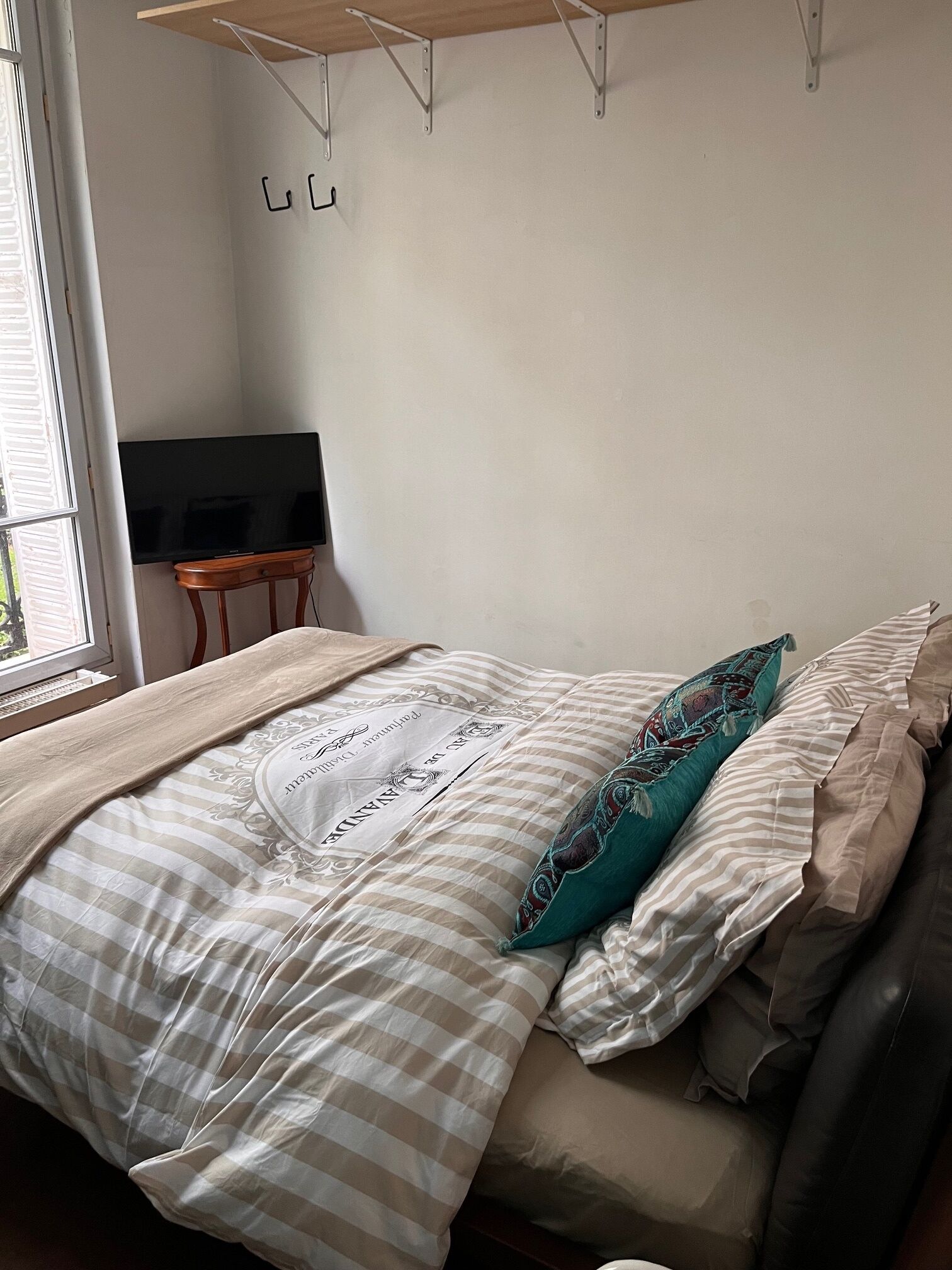 2 habitaciones, escritorio, tabla de planchar con plancha y wifi gratis 