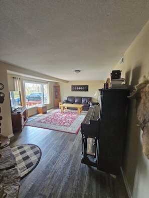 TV connectée, cheminée, baby-foot, chaîne hi-fi