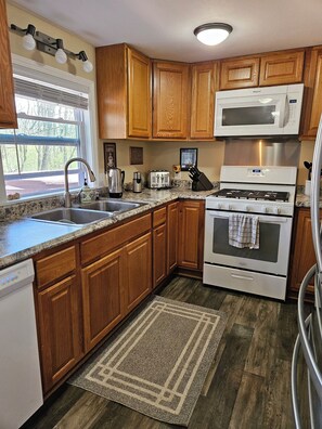 Fridge, microwave, oven, stovetop - 3 BdrHomew/HotTub+FREE Firewood,sleeps10in
Mauston,closeto
WI Dells/Attractions (Mauston)