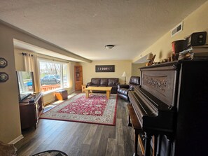 Smart TV, fireplace, foosball, stereo - 3 BdrHomew/HotTub+FREE Firewood,sleeps10in
Mauston,closeto
WI Dells/Attractions (Mauston)