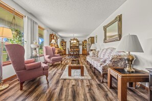 Smart TV, fireplace - 5 minutes from Center Hill Lake! Fire-pit, Level Parking, 4 Bedrooms! (Smithville)