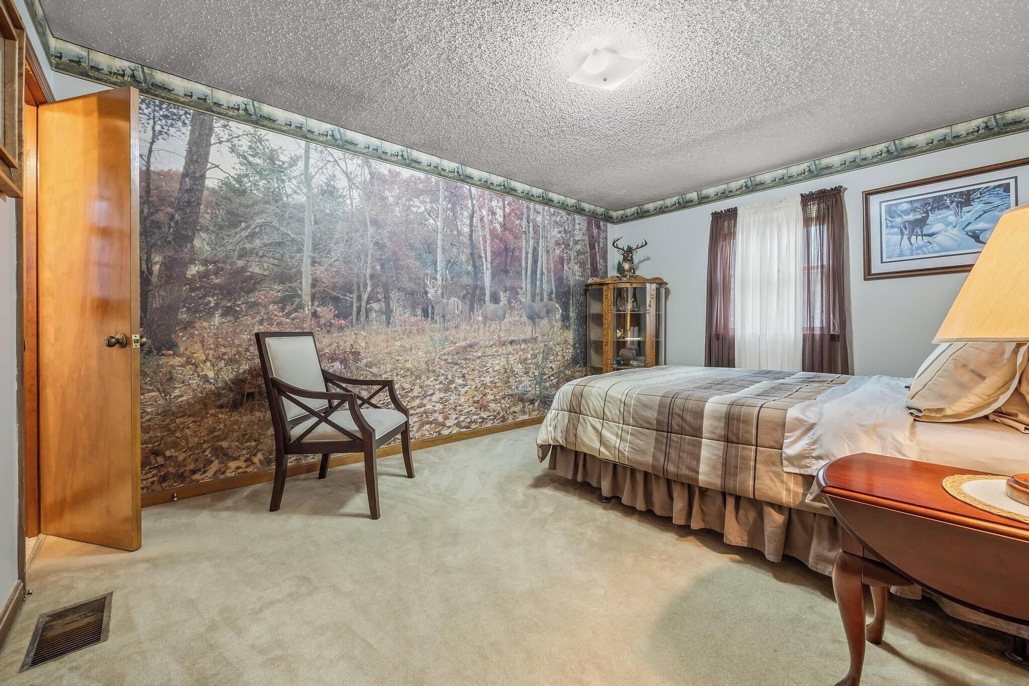 4 bedrooms, desk, iron/ironing board, travel crib