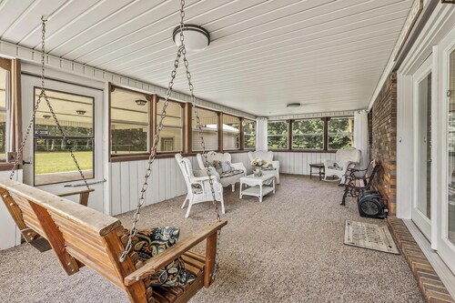 5 minutes from Center Hill Lake! Fire-pit, Level Parking, 4 Bedrooms!