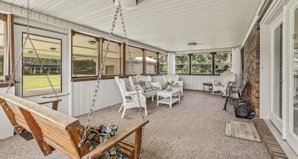 5 minutes from Center Hill Lake! Fire-pit, Level Parking, 4 Bedrooms!