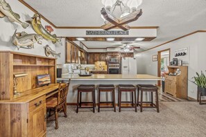 Fridge, microwave, oven, stovetop - 5 minutes from Center Hill Lake! Fire-pit, Level Parking, 4 Bedrooms! (Smithville)