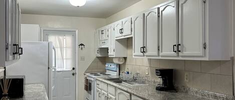 Refrigerador, microondas, placa de cocina, cafetera/tetera