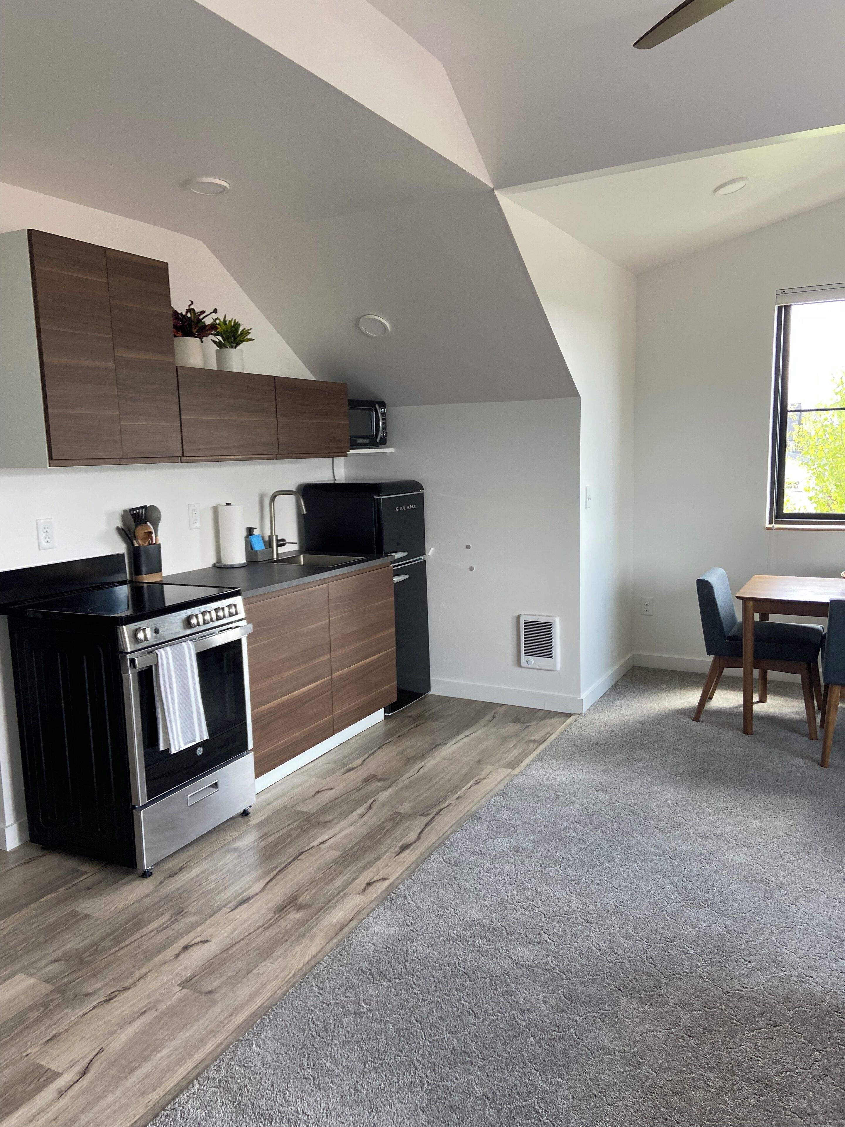 Coffee/tea maker, fridge, microwave, oven