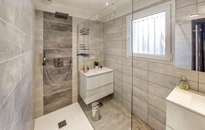 Shower - Lovely home in Notre-Dame-de-Monts with WiFi (Notre-Dame-de-Monts)